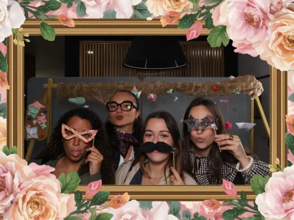 Un vrai tirage de la borne : quatre invitées et leurs accessoires, dans un cadre fleuri