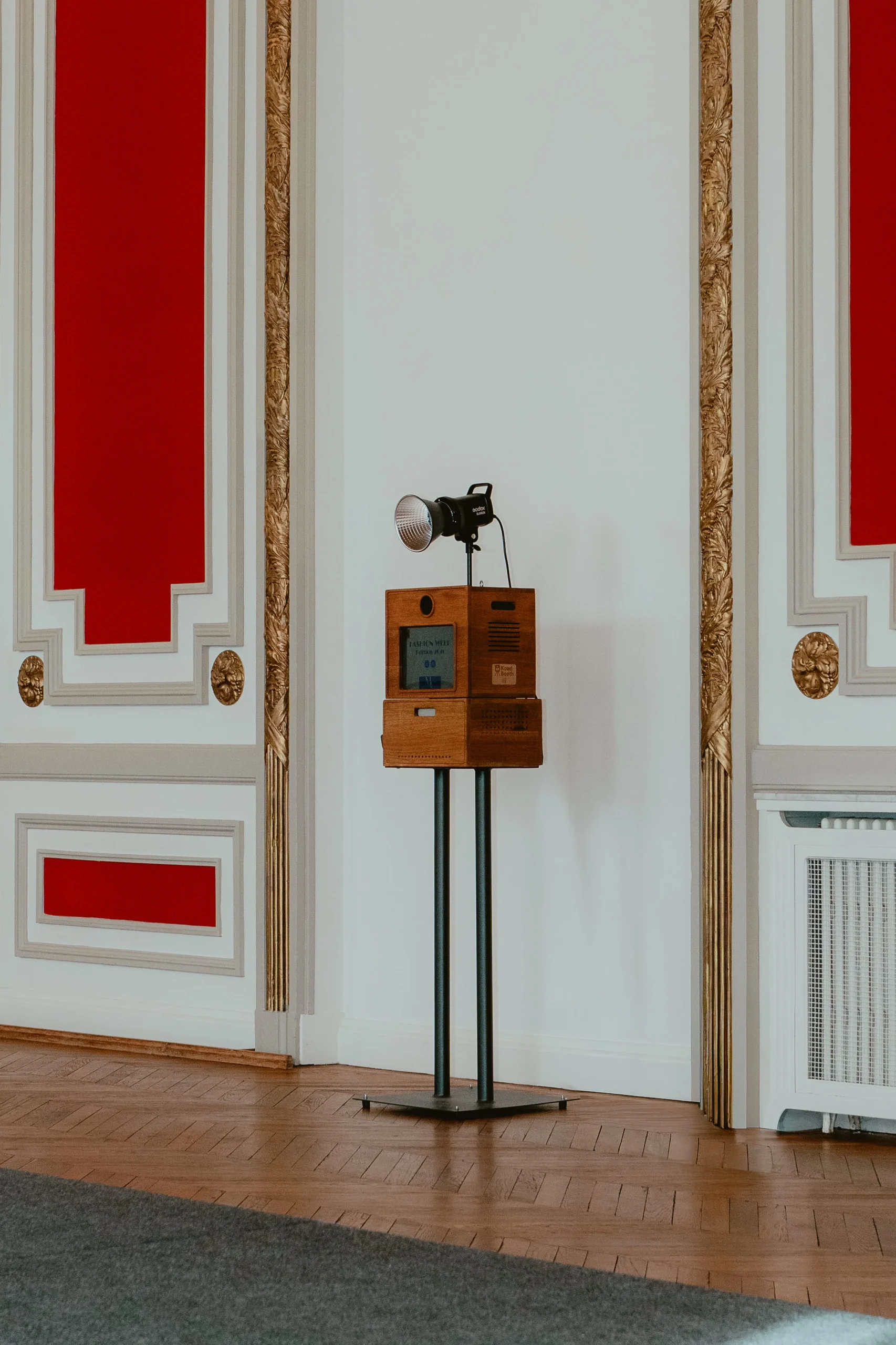 Photobooth en bois artisanal Koadbooth installé lors d'un mariage élégant