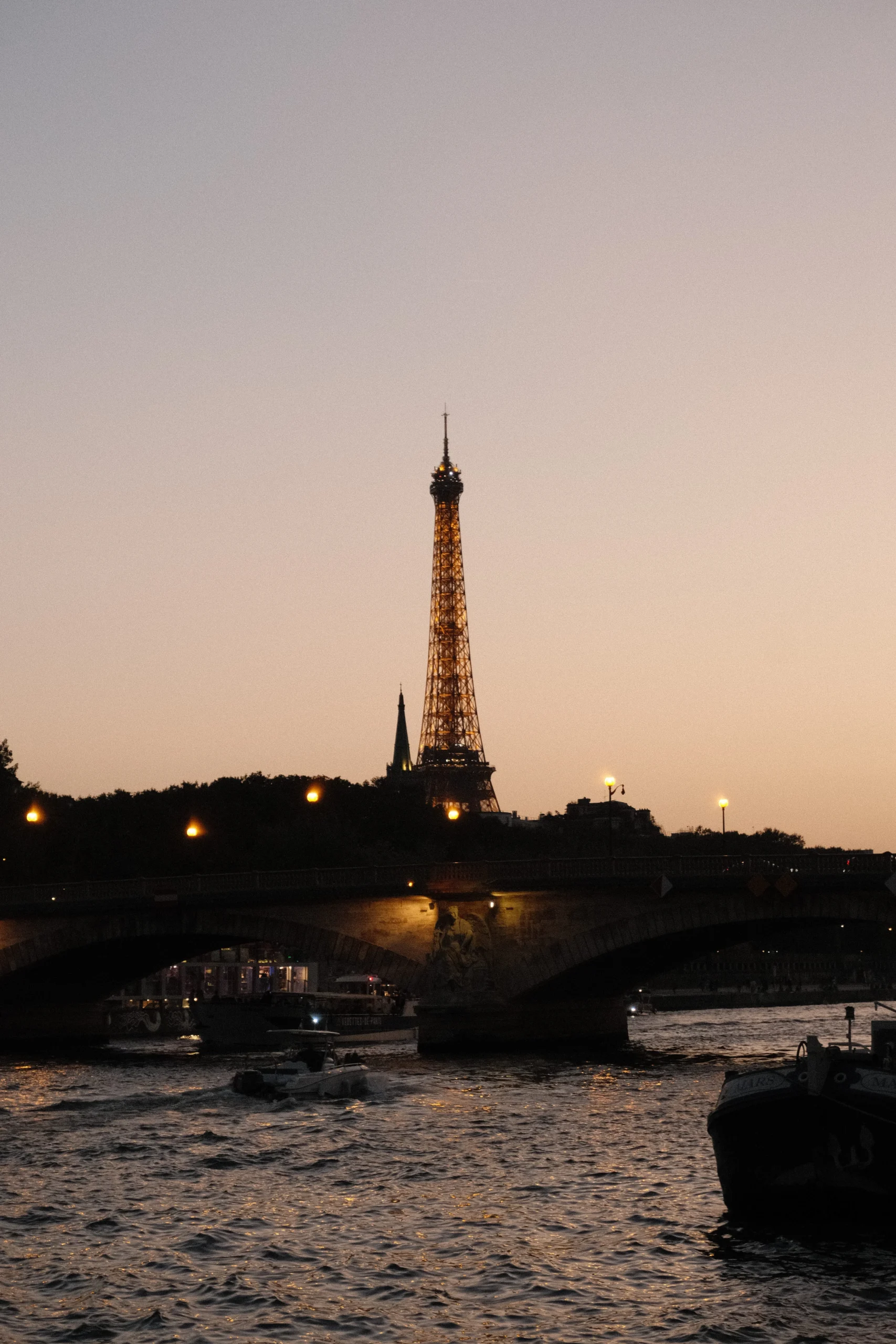 La tour Eiffel au crépuscule depuis les quais de Seine