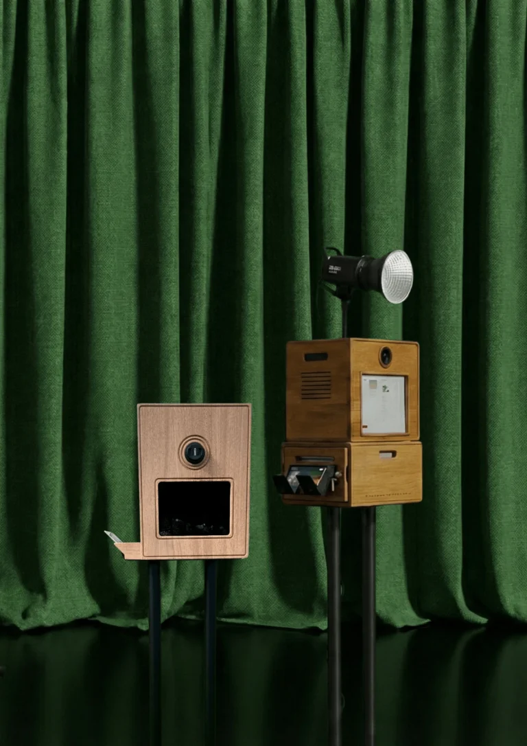 Les deux mod&egrave;les de bornes Koadbooth et leur &eacute;clairage studio