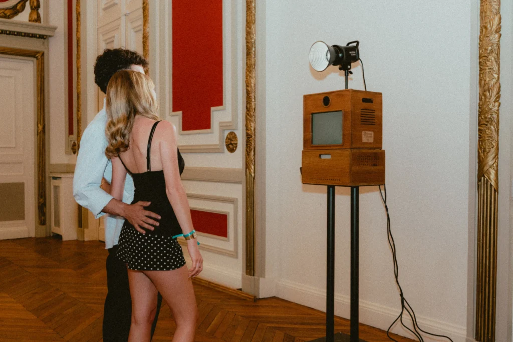 Couple devant le photobooth en bois massif KoadBooth lors d'une réception
