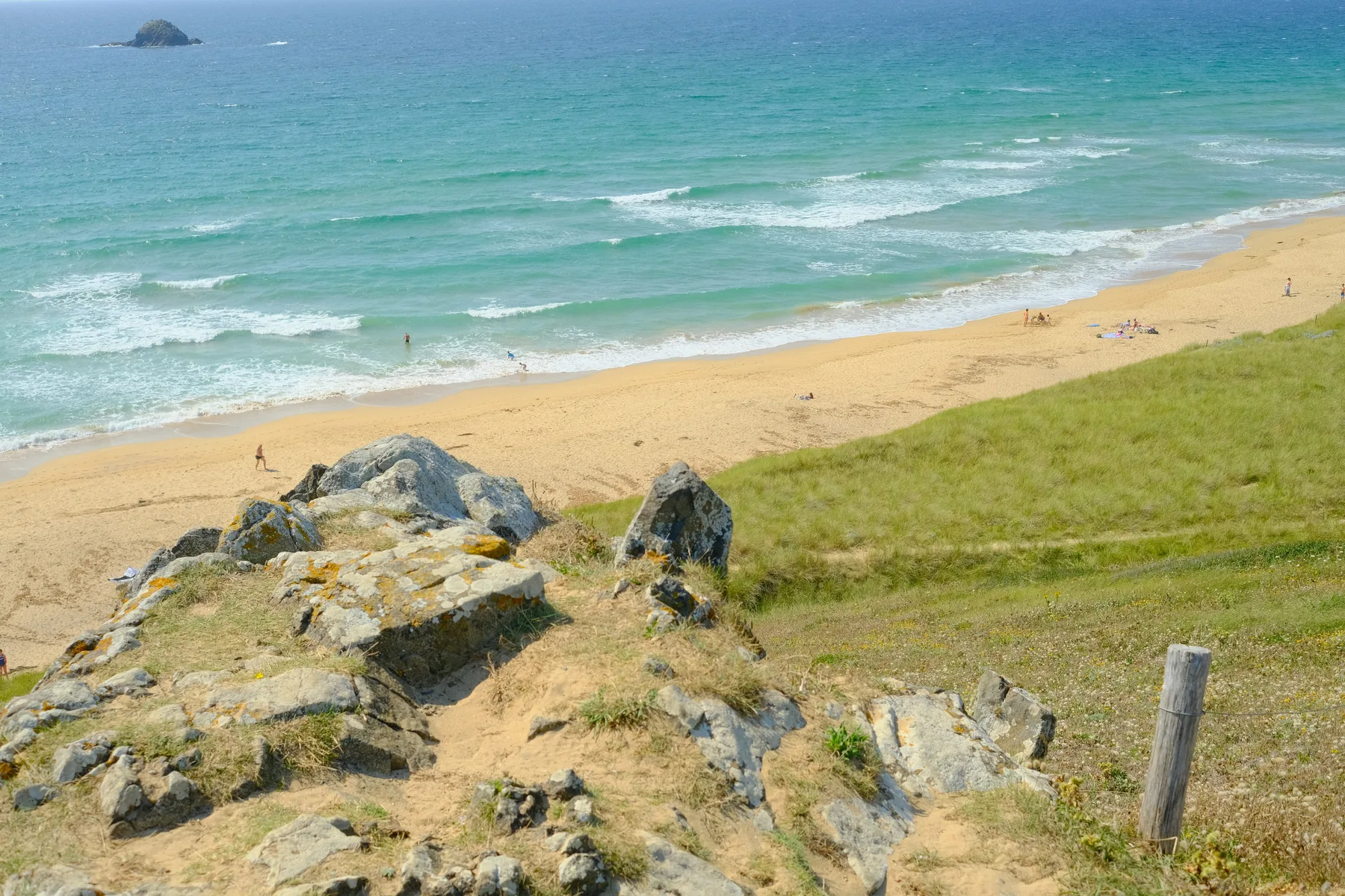 Plage de sable et rochers vus depuis la dune
