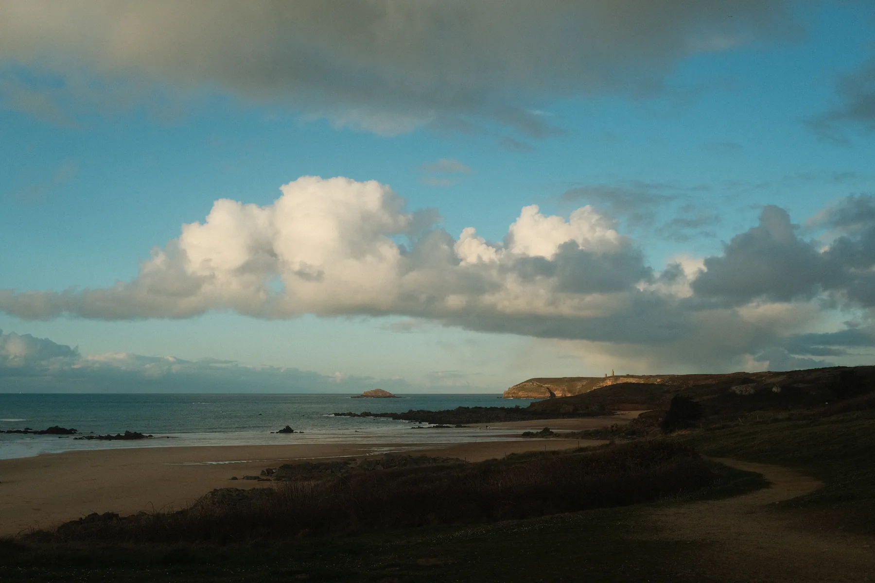 La plage et le cap Fréhel en fin de journée