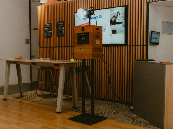 Le photobooth KoadBooth installé dans l'espace d'accueil d'un événement professionnel