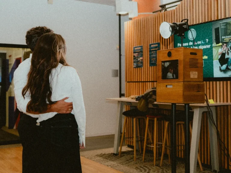 Deux participants récupèrent leur tirage au photobooth pendant un événement d'entreprise