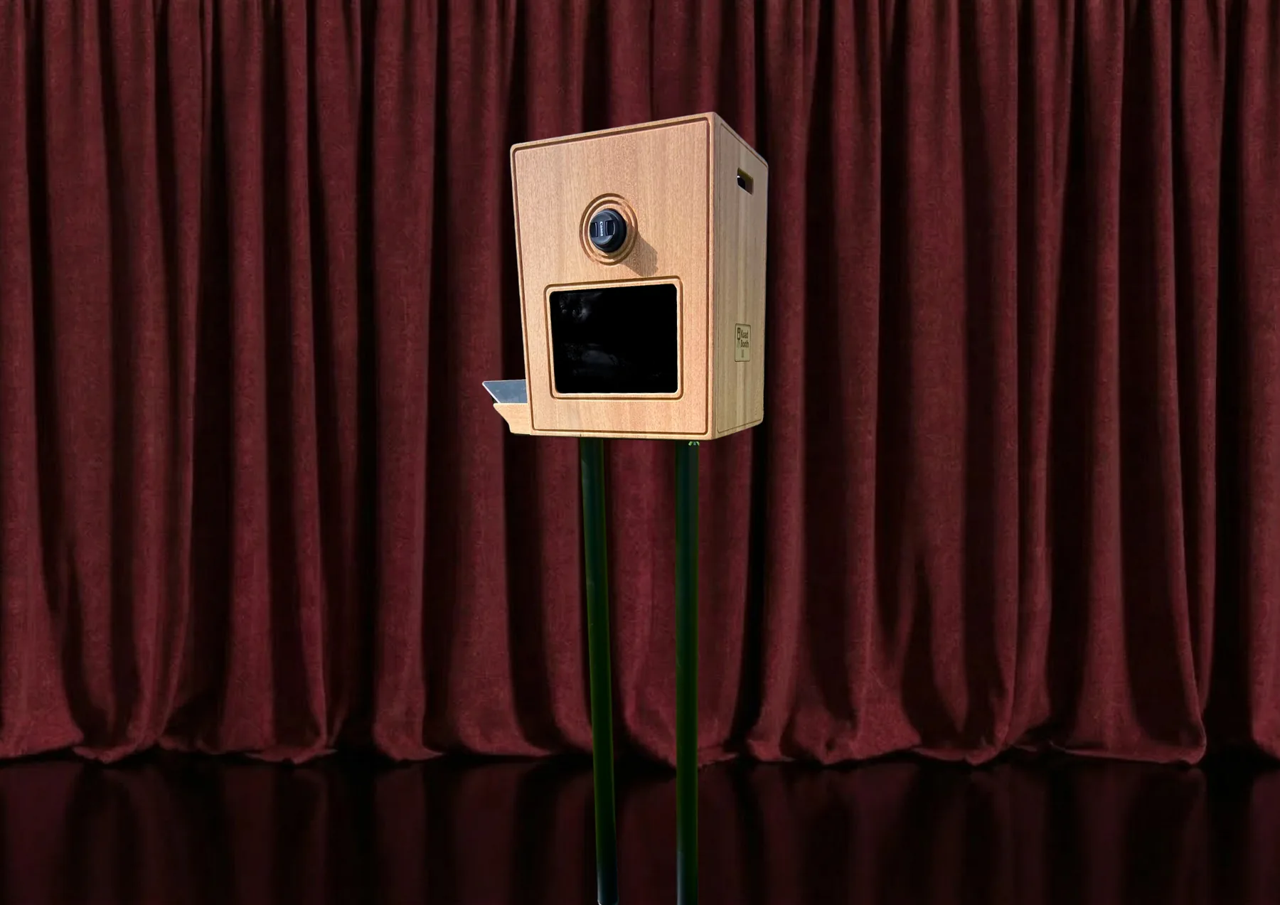 Photobooth Koadbooth Original en bois massif devant un rideau bordeaux