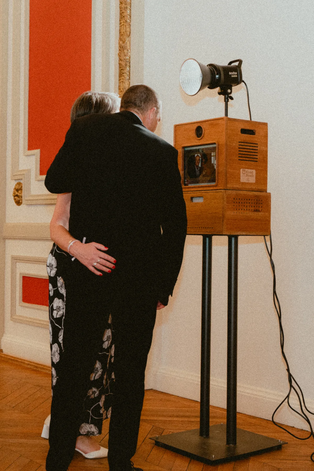 Un couple pose devant la borne photo Koadbooth lors d'une soirée