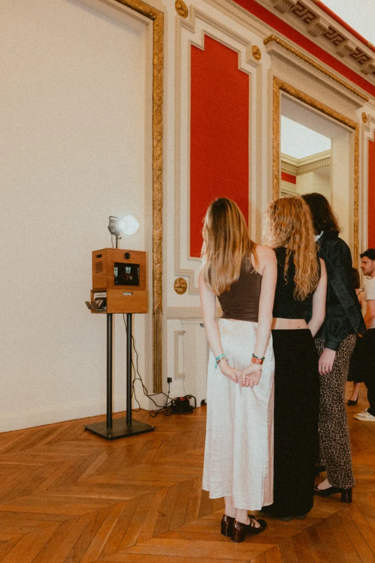 Des invités patientent devant le photobooth Koadbooth lors d'une soirée dansante