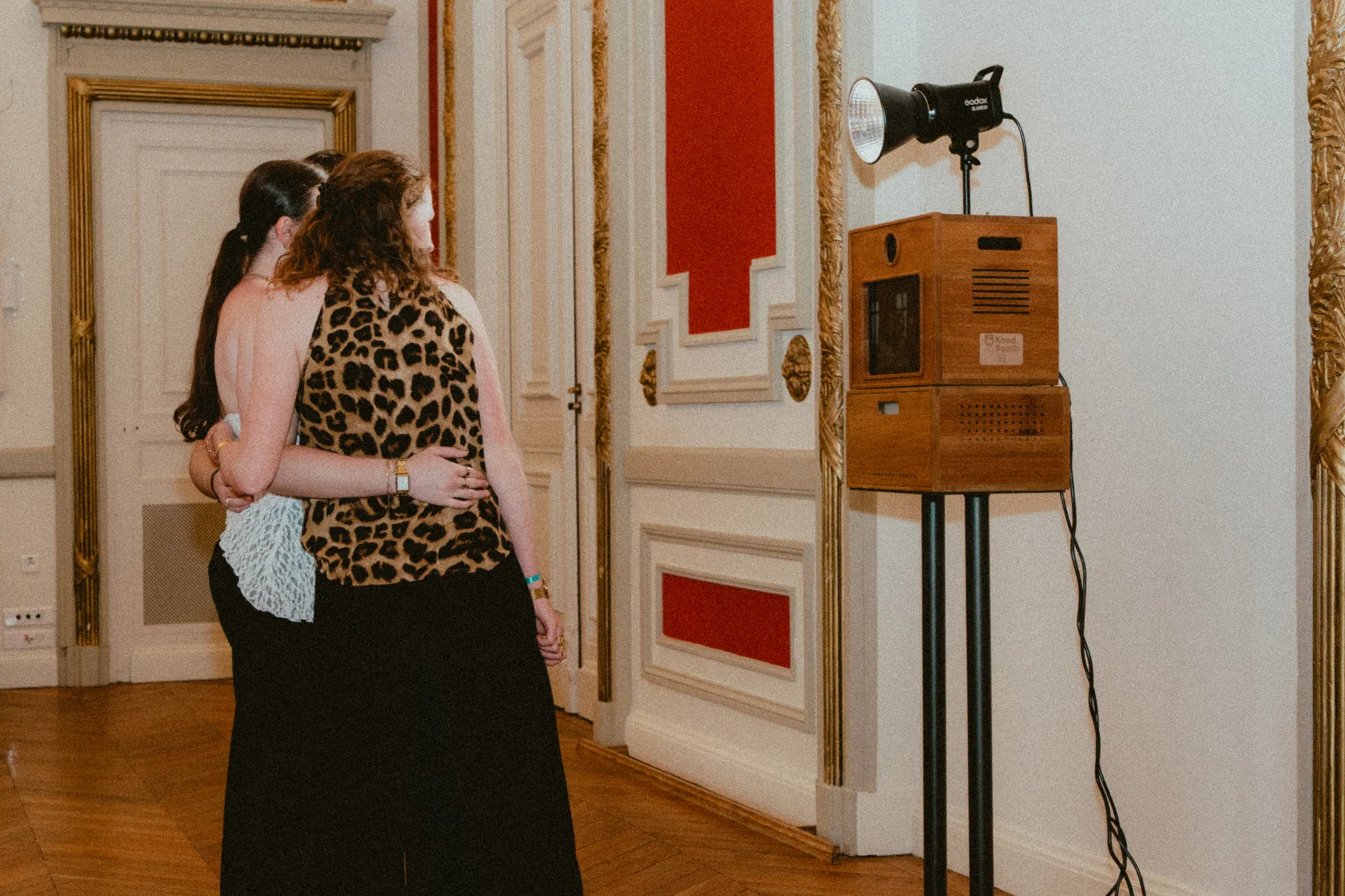 Deux invitées se prennent en photo dans le photobooth Koadbooth