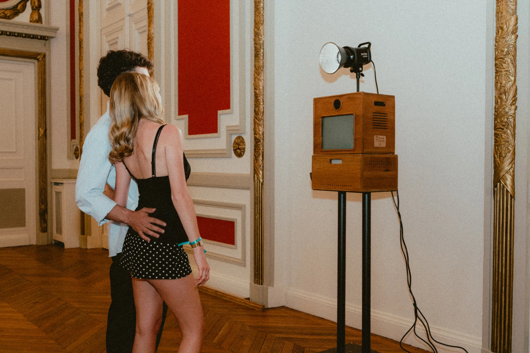 Deux invités attendent leur tirage devant la borne photo Koadbooth