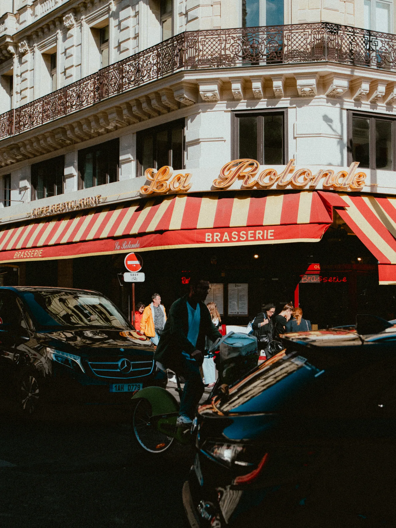 Terrasse de brasserie à l'angle d'un immeuble, en proche banlieue parisienne