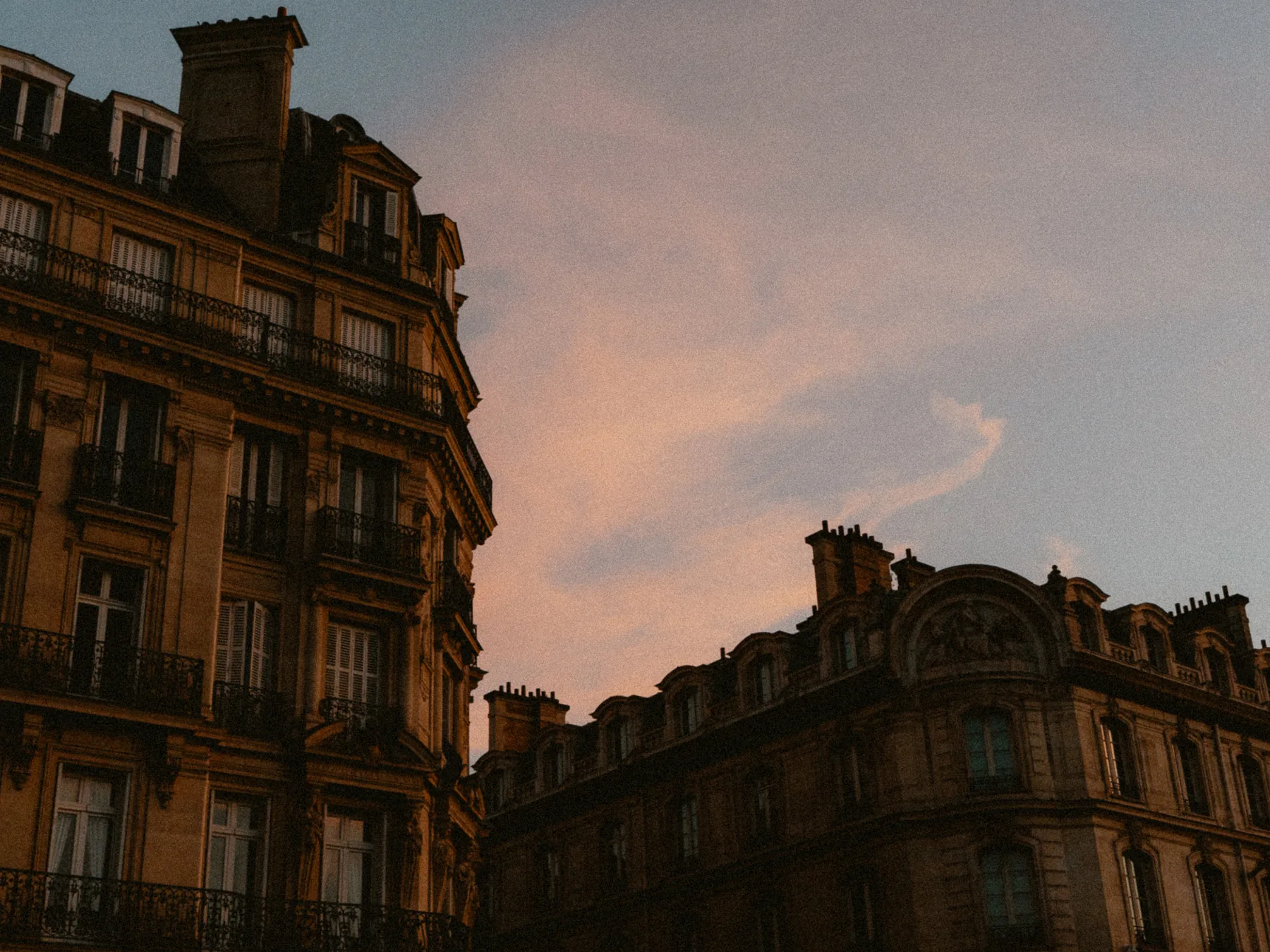 Immeubles haussmanniens au soleil couchant, en proche banlieue parisienne
