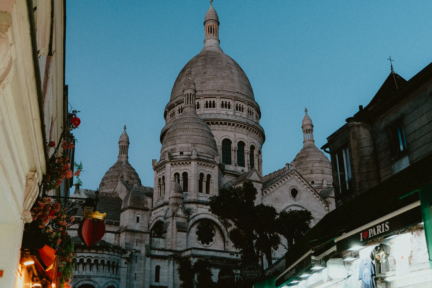 Basilique et rue en pente au soleil, en Île-de-France