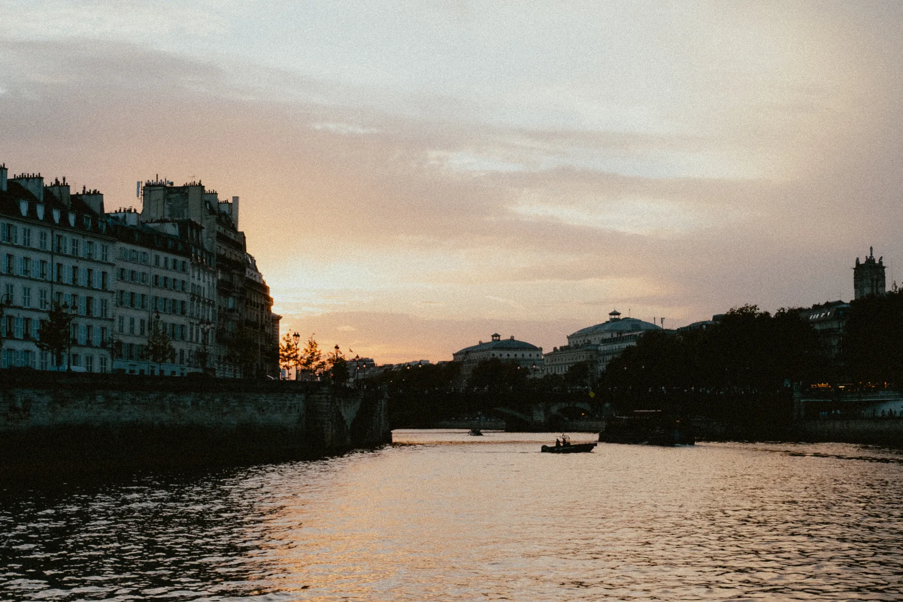 Le fleuve et ses quais au soleil couchant, au sud de Paris