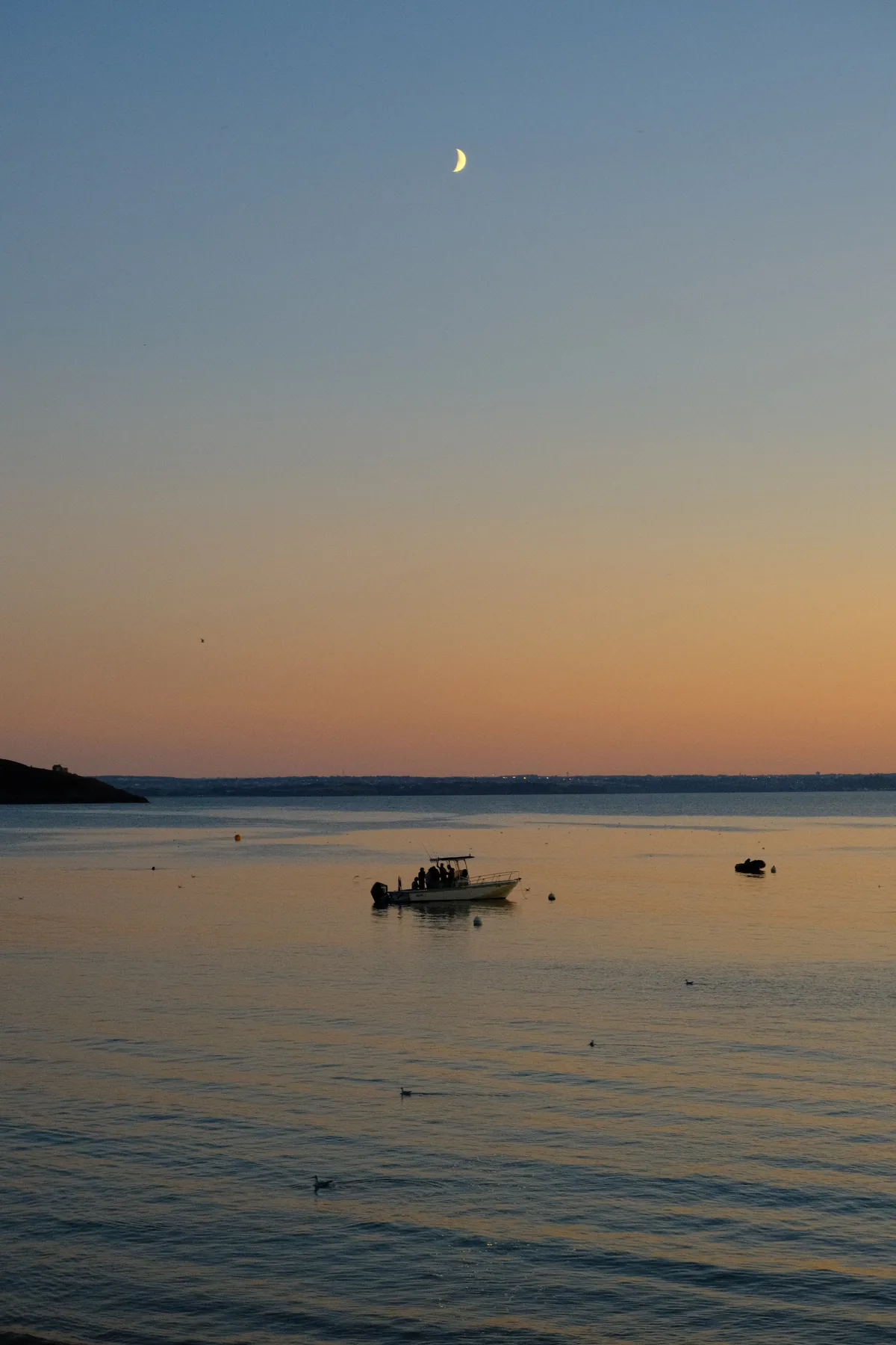 Croissant de lune au crépuscule au-dessus de la mer, à Pléneuf-Val-André