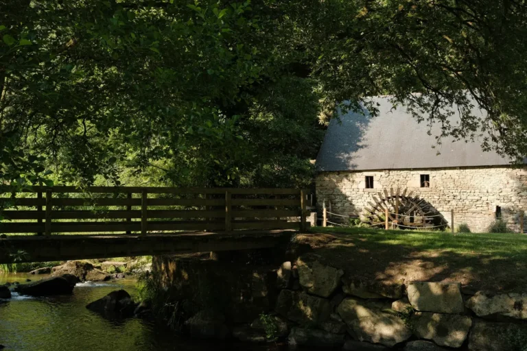 Ancien moulin en pierre et sa roue à aubes, à Plouguenast