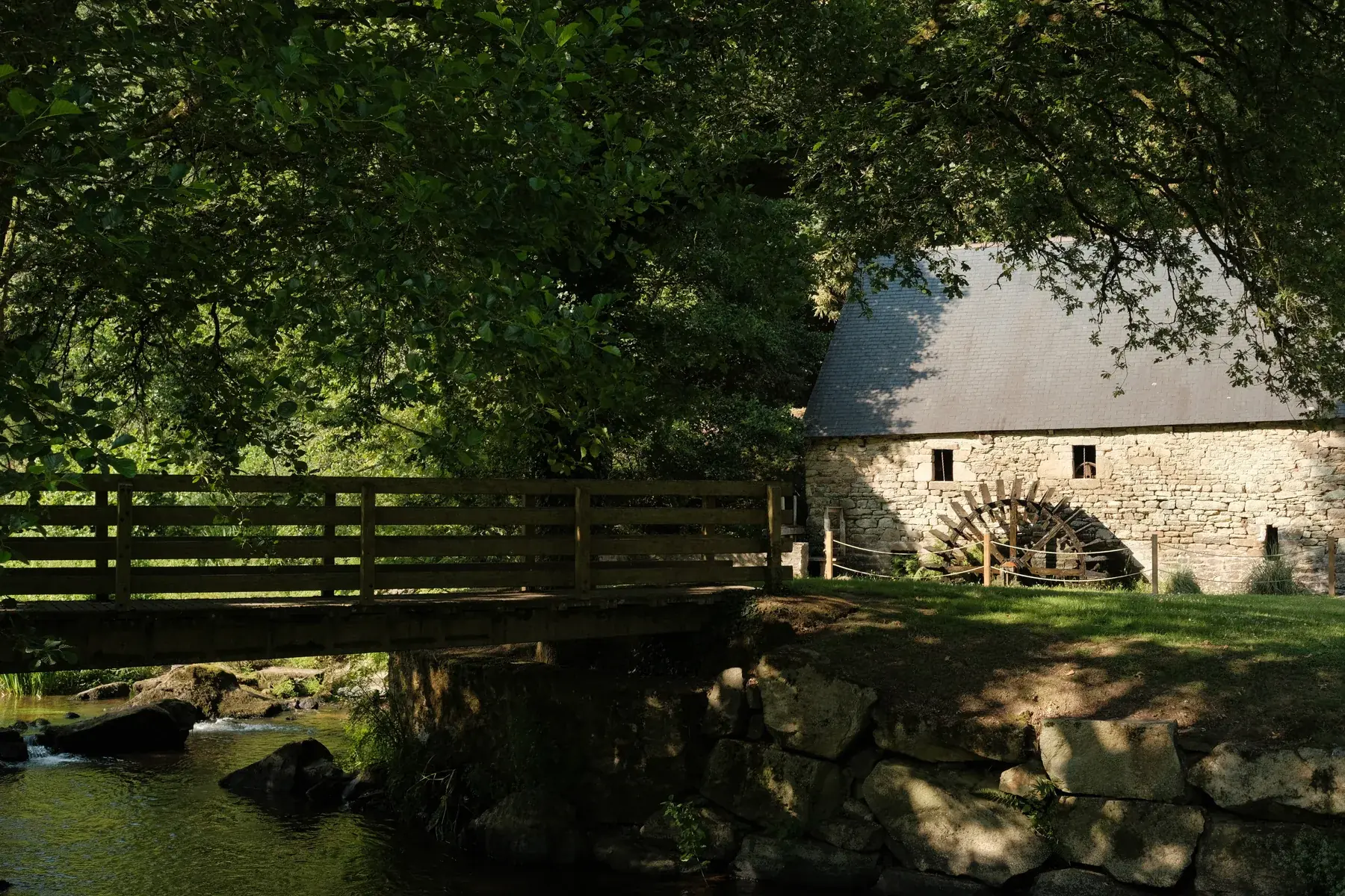 Ancien moulin en pierre typique des lieux de réception du secteur