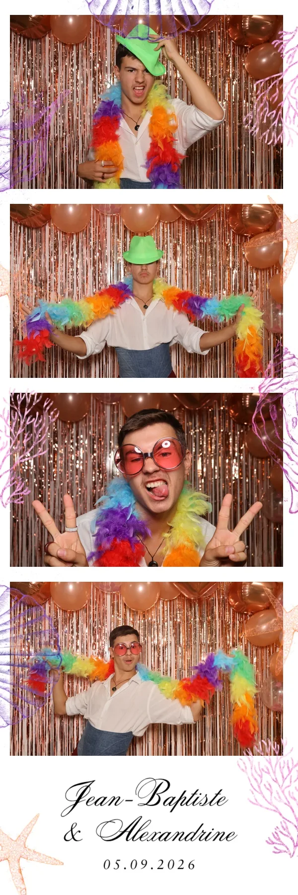 Bande photo de quatre poses d&rsquo;un invité avec chapeau, boa et lunettes