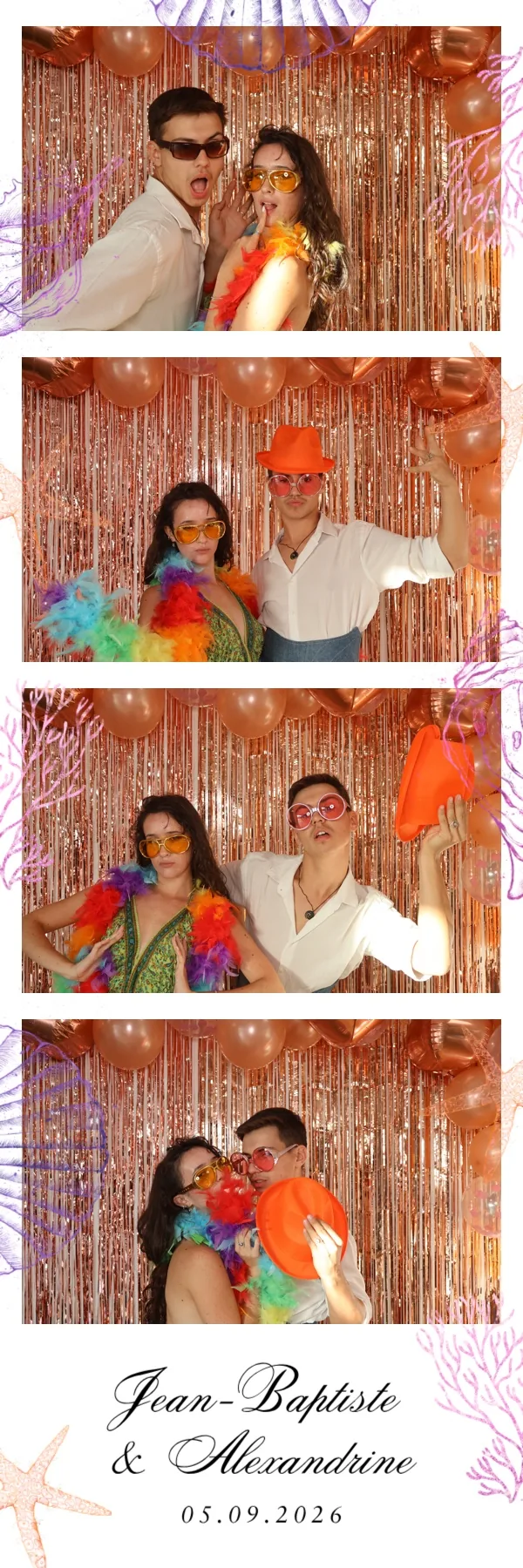 Bande photo verticale imprimée par le photobooth : quatre vignettes d’un couple d’invités dans le cadre dessiné pour le mariage