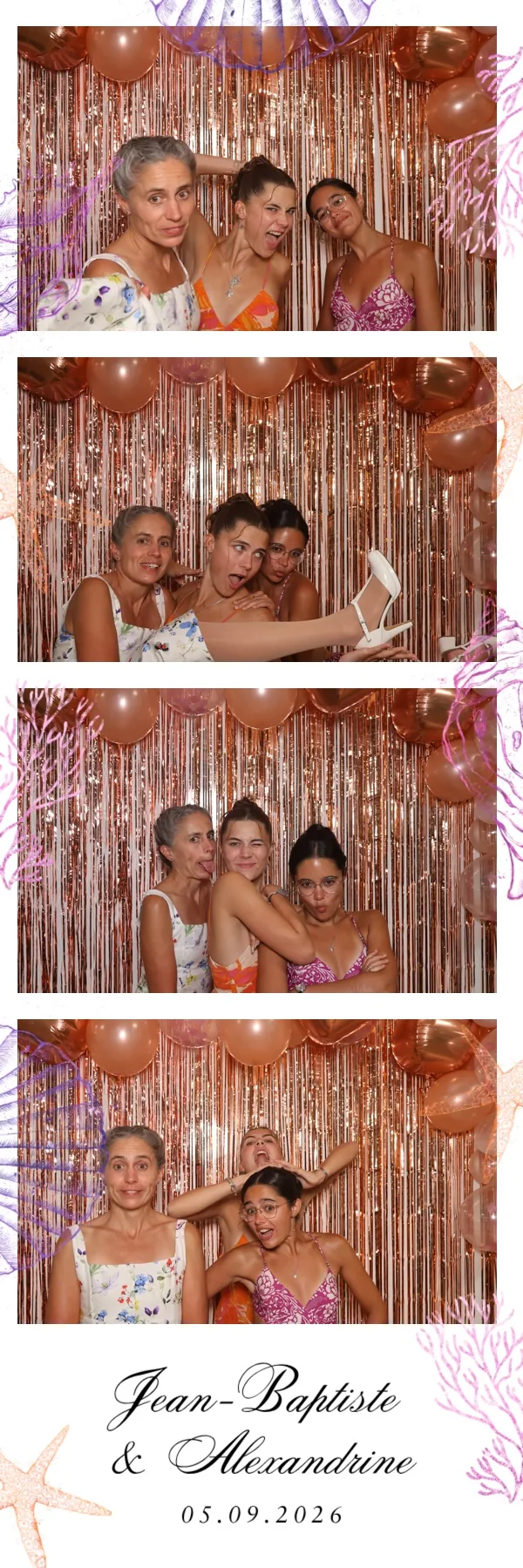 Bande photo de trois invitées de mariage, avec le cadre aux prénoms des mariés
