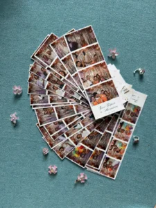 Des dizaines de tirages photobooth d'une soirée étalés en éventail