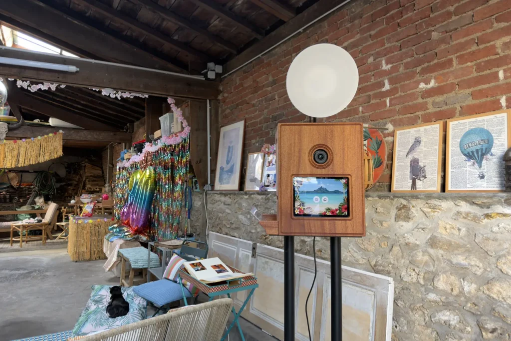 La borne KoadBooth Original installée dans une grange, contre un mur de briques et de pierre